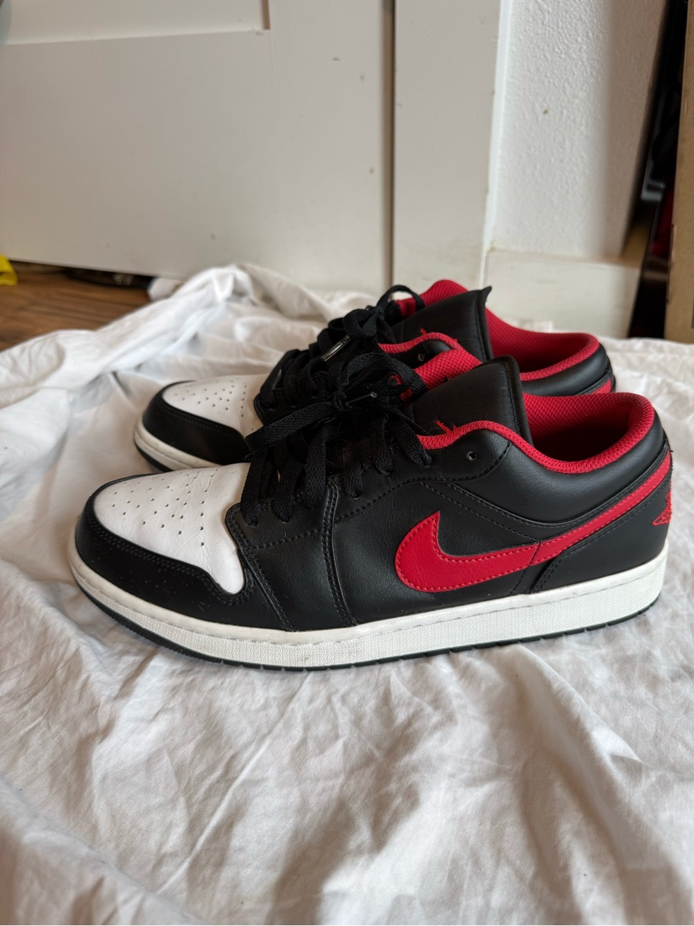 Nike Black/White/Red Low-Top Sneakers